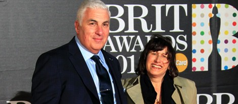 Los padres de Amy Winehouse en la alfombra roja de los Brit Awards 2013