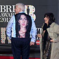 Los padres de Amy Winehouse homenajean a su hija en la alfombra roja de los Brit Awards 2013