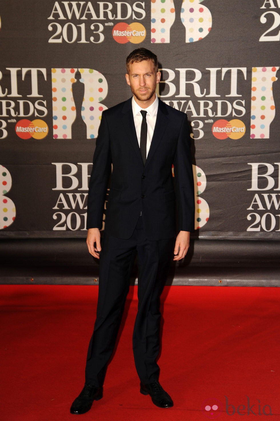 Calvin Harris en la alfombra roja de los Brit Awards 2013