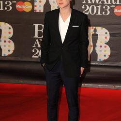 Conor Maynard en la alfombra roja de los Brit Awards 2013