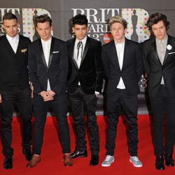 One Direction en la alfombra roja de los Brit Awards 2013