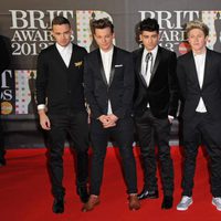 One Direction en la alfombra roja de los Brit Awards 2013