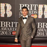 Louis Smith en la alfombra roja de los Brit Awards 2013