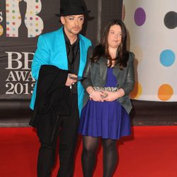 Boy George en la alfombra roja de los Brit 2013