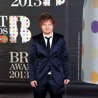 Ed Sheeran en la alfombra roja de los Brit Awards 2013