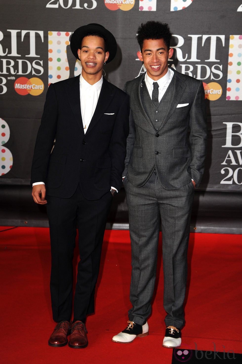 Rizzle Kicks en la alfombra roja de los Brit Awards 2013