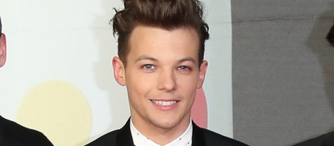 Louis Tomlinson en la alfombra roja de los Brit Awards 2013