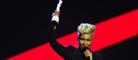 Emeli Sandé recoge su galardón en la gala de los Brit Awards 2013