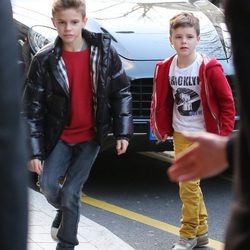 Romeo y Cruz Beckham en la celebración del 8 cumpleaños de Cruz en París