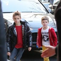 Romeo y Cruz Beckham en la celebración del 8 cumpleaños de Cruz en París