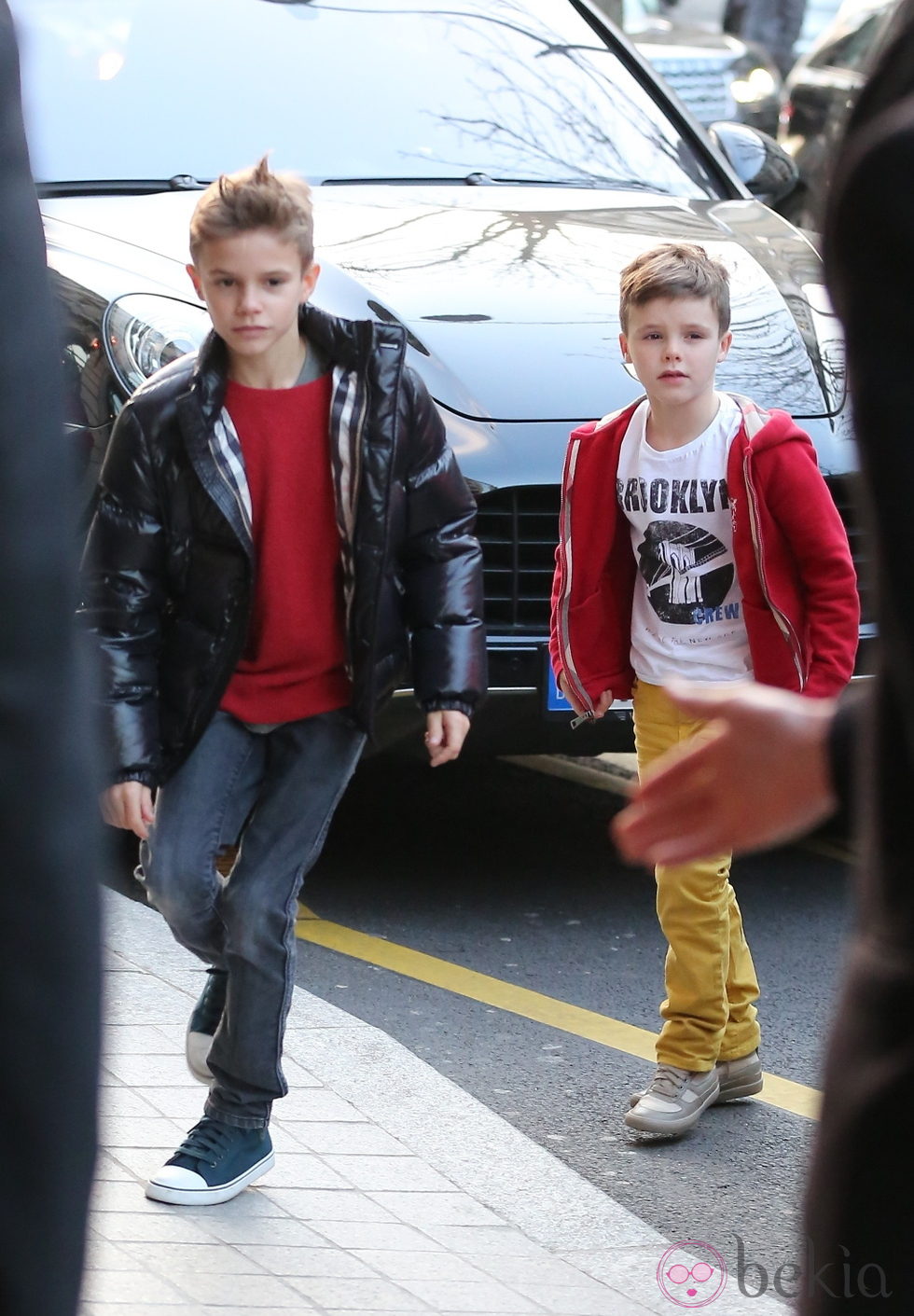 Romeo y Cruz Beckham en la celebración del 8 cumpleaños de Cruz en París