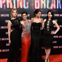 Ashley Benson, Vanessa Hudgens, Selena Gomez y Rachel Korine en el estreno de 'Spring Breakers' en Madrid