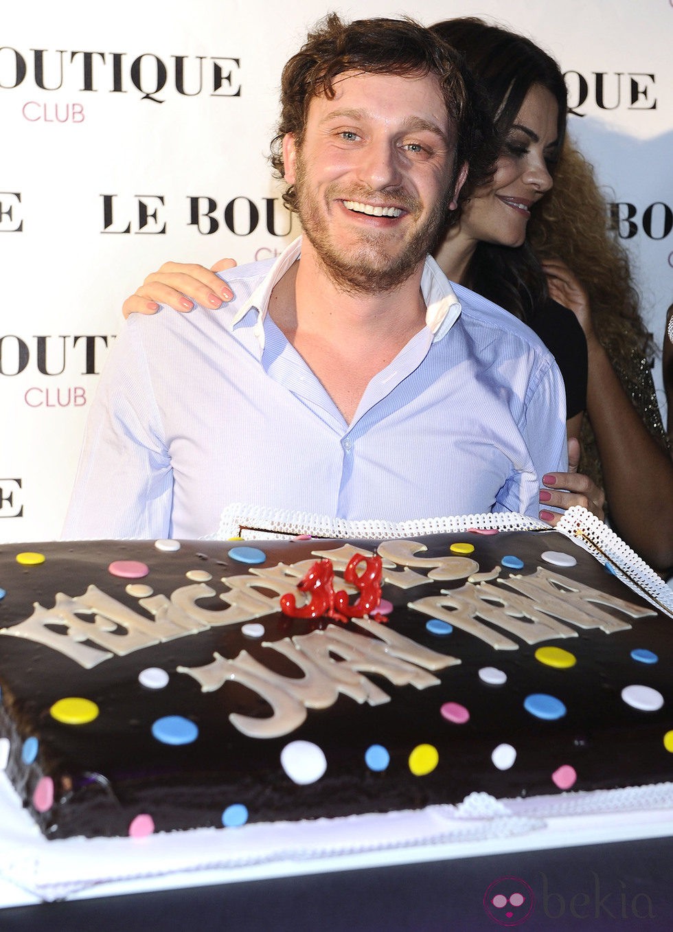 Juan Peña con la tarta de su 33 cumpleaños