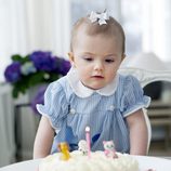 Estela de Suecia con la tarta de su primer cumpleaños