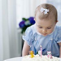 Estela de Suecia sopla las velas de la tarta de su primer cumpleaños