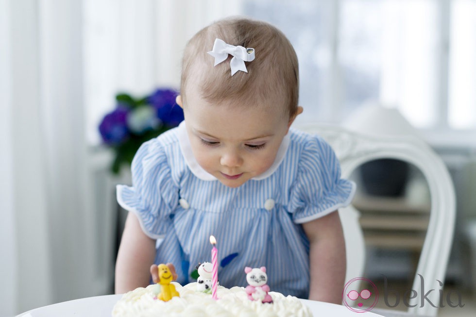 Estela de Suecia sopla las velas de la tarta de su primer cumpleaños