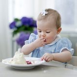 Estela de Suecia come la tarta de su primer cumpleaños