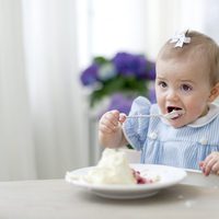 Estela de Suecia prueba la tarta de su primer cumpleaños