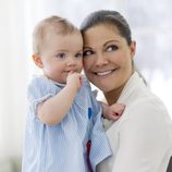 Estela de Suecia con la Princesa Victoria en su primer cumpleaños