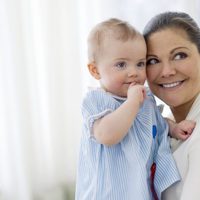 Estela de Suecia con la Princesa Victoria en su primer cumpleaños