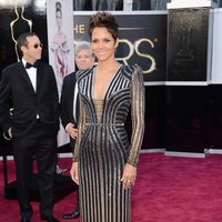 Halle Berry en la alfombra roja de los Oscar 2013