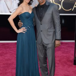 Corinne Bishop y Jamie Foxx en la alfombra roja de los Oscar 2013