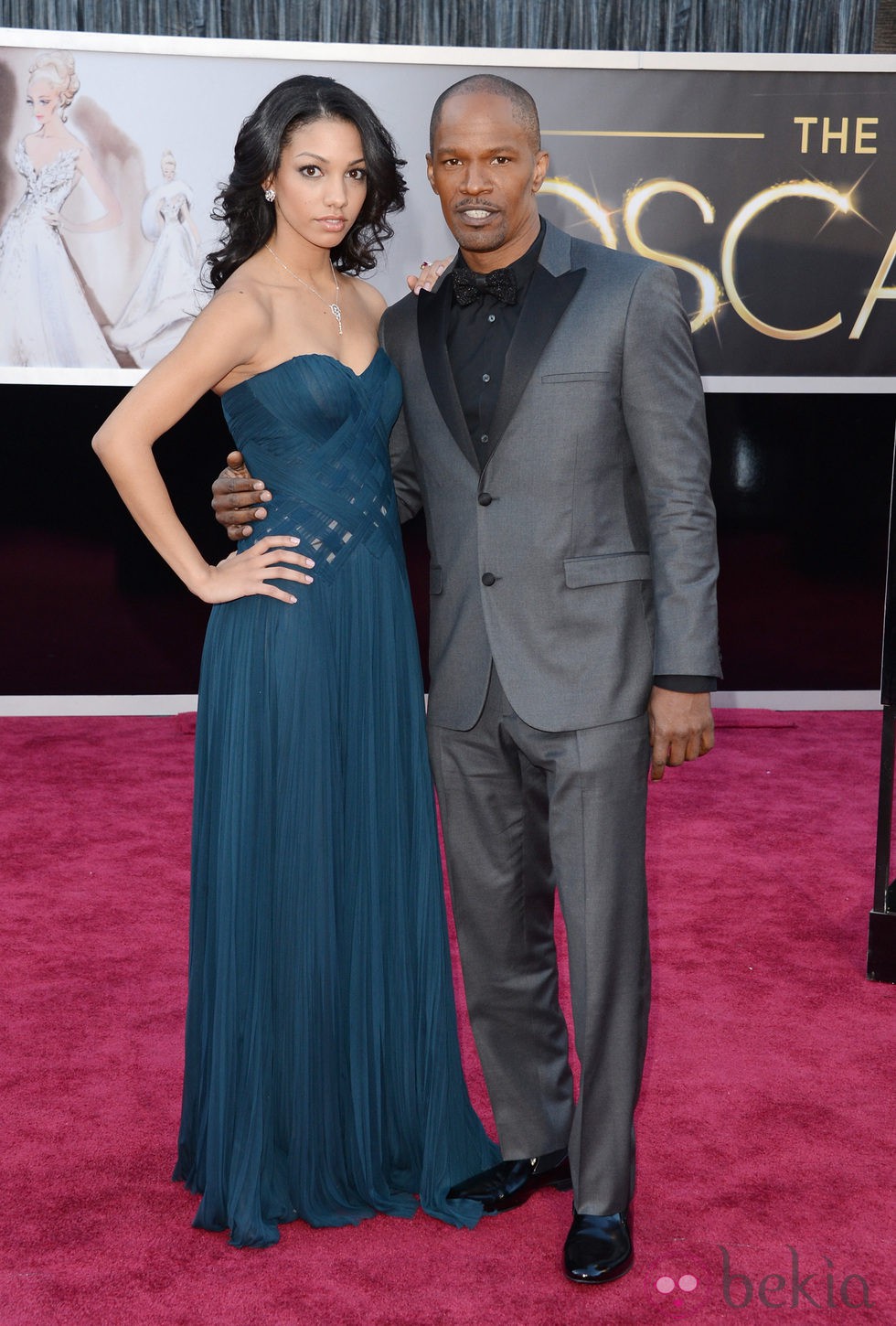 Corinne Bishop y Jamie Foxx en la alfombra roja de los Oscar 2013