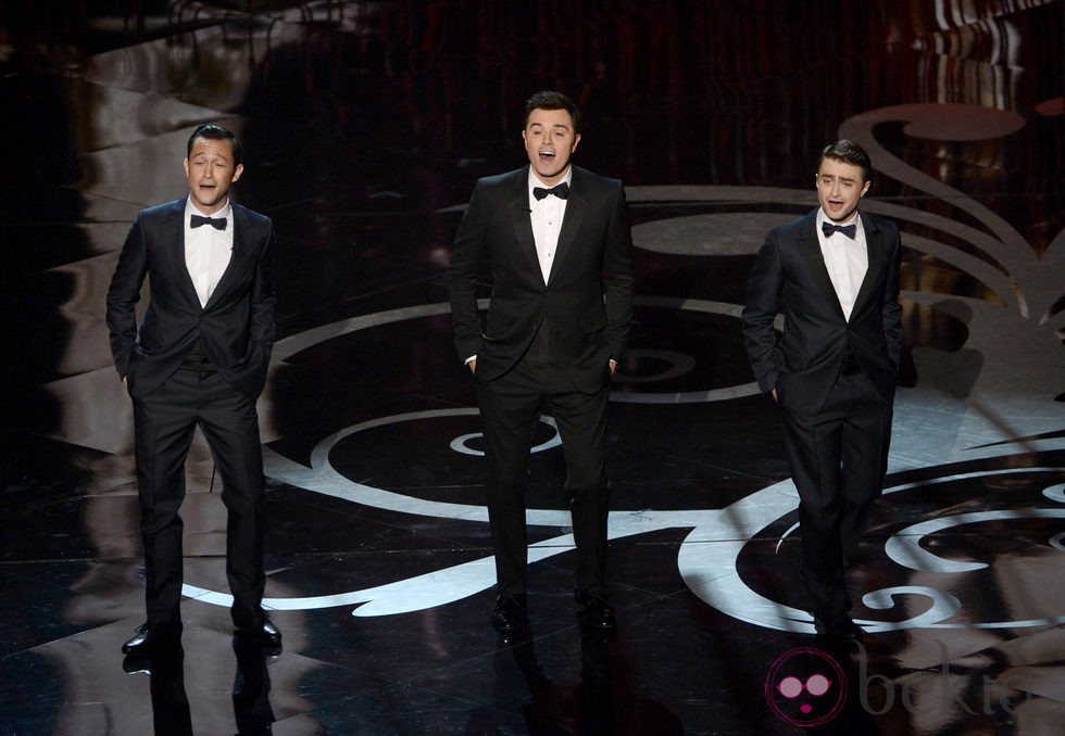 Joseph Gordon-Levitt, Seth MacFarlane y Daniel Radcliffe cantando en los Oscar 2013