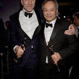 Daniel Day-Lewis y Ang Lee posando con sus Oscar 2013 en la fiesta Governors Ball