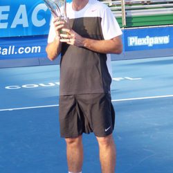 Carlos Moyá posa con su trofeo tras ganar el torneo de tenis de Delray Beach