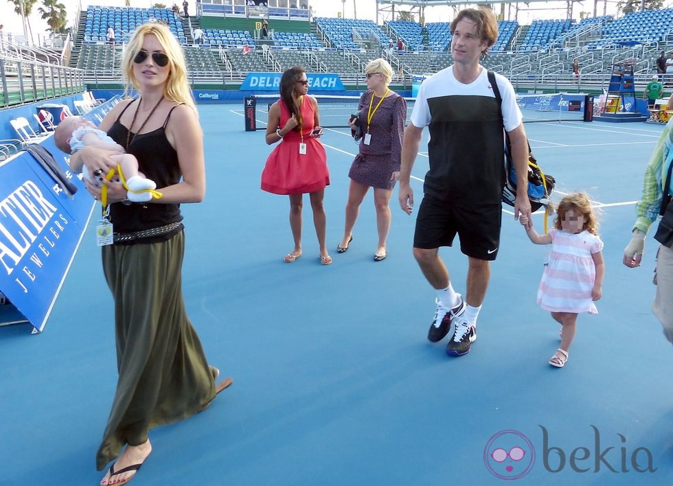 Carlos Moyá y Carolina Cerezuela con sus hijos tras el torneo de Delray Beach