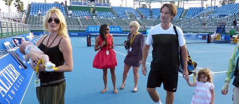 Carlos Moyá y Carolina Cerezuela con sus hijos tras el torneo de Delray Beach