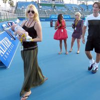 Carlos Moyá y Carolina Cerezuela con sus hijos tras el torneo de Delray Beach