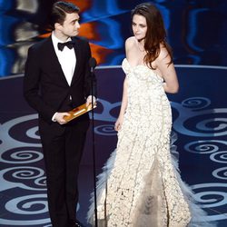 Daniel Radcliffe y Kristen Stewart presentan en la ceremonia de los Oscar 2013