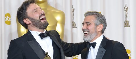 Ben Affleck y George Clooney con sus galardones en la ceremonia de los Oscar 2013