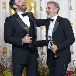 Ben Affleck y George Clooney con sus galardones en la ceremonia de los Oscar 2013