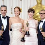 Daniel Day-Lewis, Jennifer Lawrence, Anne Hathaway y Christoph Waltz posando con sus Oscar 2013