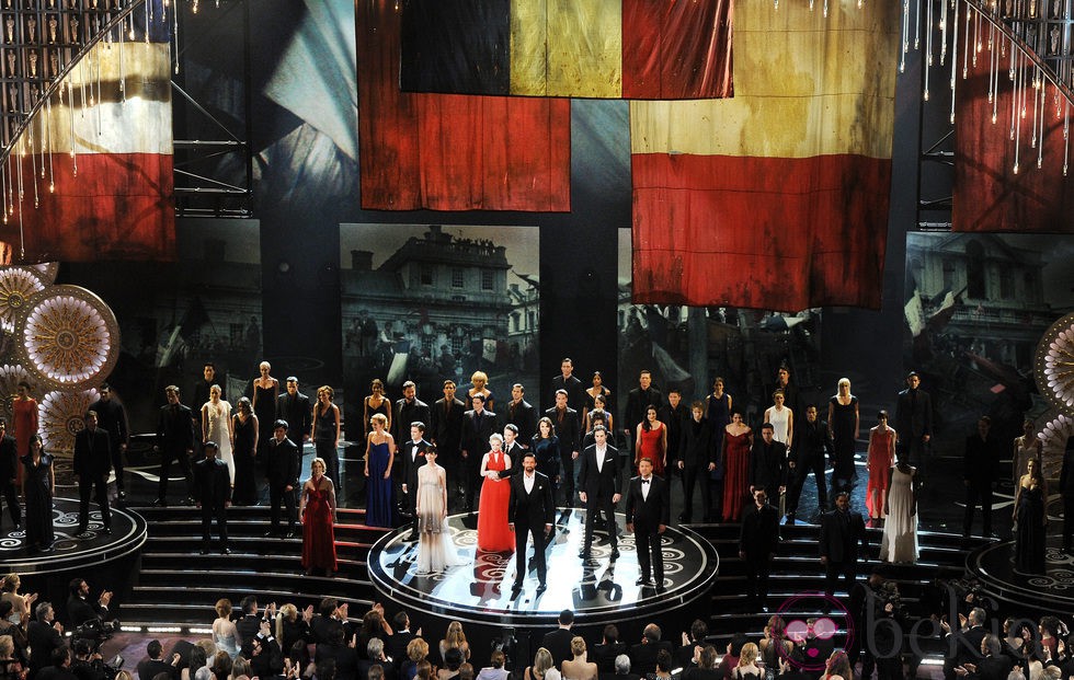 El equipo de 'Los Miserables' durante la ceremonia de los Oscar 2013