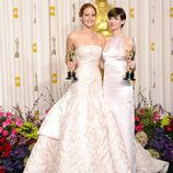 Jennifer Lawrence y Anne Hathaway posando con sus galardones en los Oscar 2013