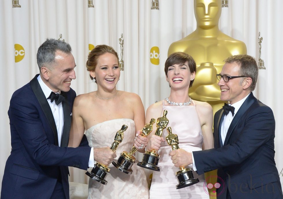 Los actores y actrices posan con sus galardones en los Oscar 2013