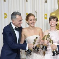 Los actores y actrices posan con sus galardones en los Oscar 2013