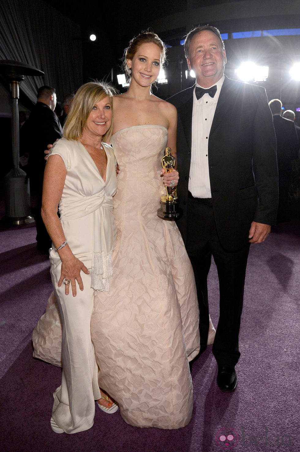 Jennifer Lawrence con sus padres en la fiesta Governors Ball tras los Oscar 2013