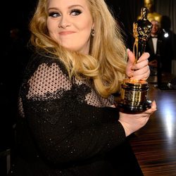 Adele presume de Oscar en la fiesta Governors Ball tras los Oscar 2013