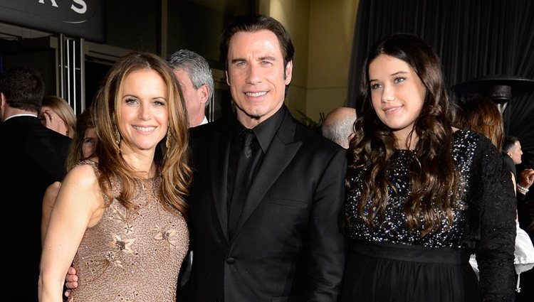 John Travolta y Kelly Preston con su hija en la fiesta Governors Ball tras los Oscar 2013