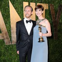 Anne Hathaway y Adam Shulman en la fiesta post Oscar 2013 organizada por Vanity Fair