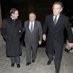 José Bono, Luis María Ansón y el Duque de Alba en el funeral de María Gamboa