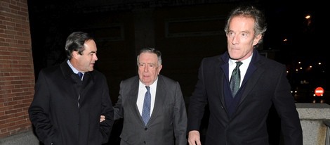 José Bono, Luis María Ansón y el Duque de Alba en el funeral de María Gamboa