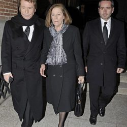 Raphael, Natalia Figueroa y Jacobo Martos en el funeral de María Gamboa Moreno