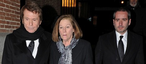 Raphael, Natalia Figueroa y Jacobo Martos en el funeral de María Gamboa Moreno