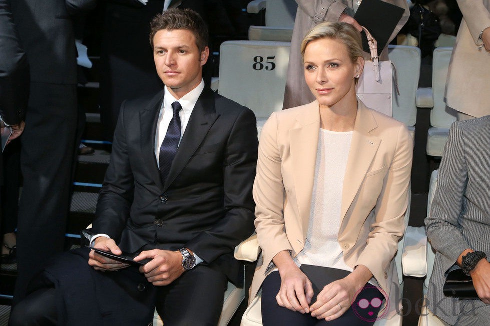 Gareth Wittstock y Charlene de Mónaco en el front row de Armani en la Semana de la Moda de Milán